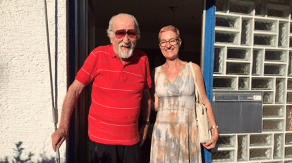Erfahrungsbericht_Pflegehelden_Heilbronn Unsichere Schritte: Gert Brösche leidet an Gleichgewichtsstörungen. Heute stützt ihn Heike Farkas beim Spaziergang, normalerweise begleitet ihn seine Pflegekraft.