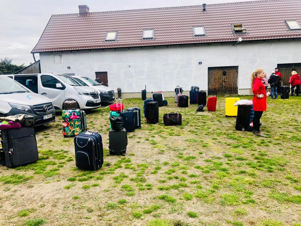 Gepackte Koffer stehen vor einem Haus