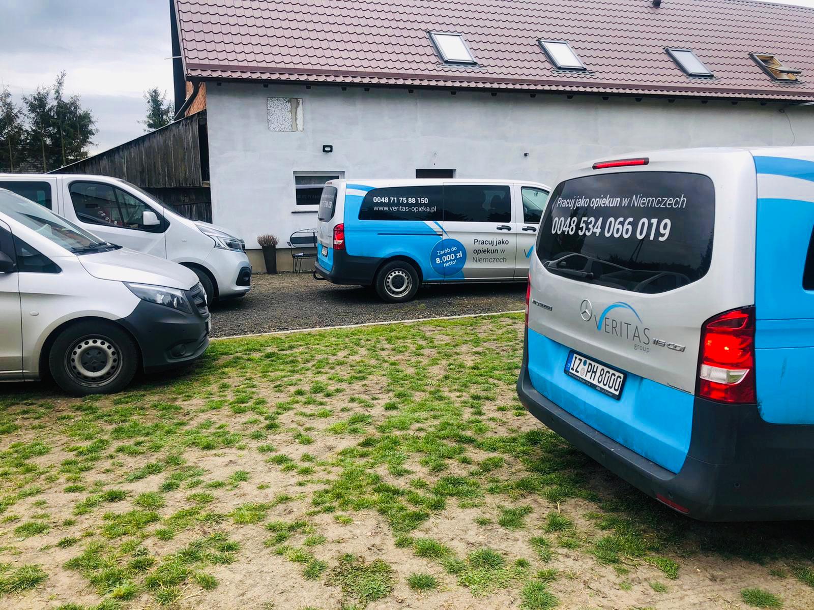 Busse parken vor einem Haus