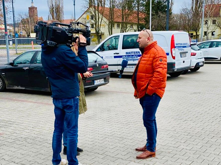 Mann wird von Kamera gefilmt