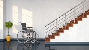 Rollstuhl steht vor einem Treppenaufgang