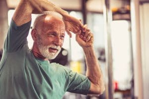 Älterer Mann im Fitnessstudio