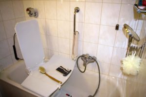 Pflegehelden Ratgeber Badewannenlift 300x199