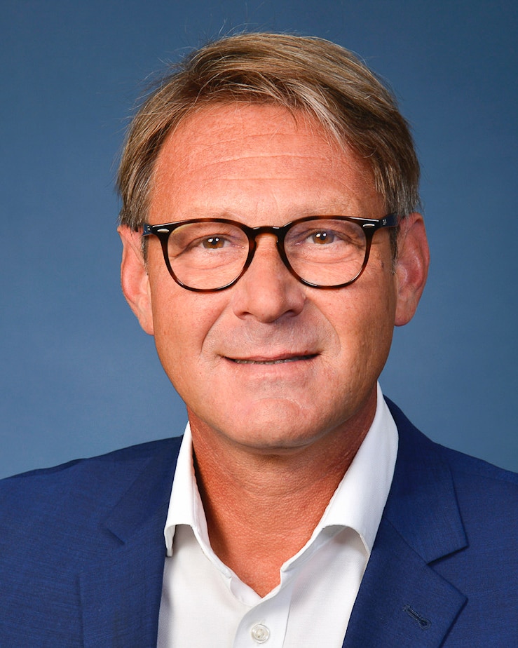 https://www.pflegehelden.de/wp-content/uploads/2025/01/Dr._Victor_Roman_web.jpg