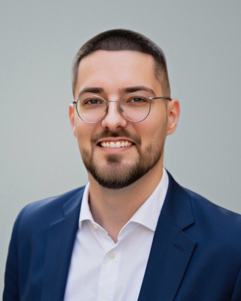 https://www.pflegehelden.de/wp-content/uploads/2025/04/Dominik_Tahiri_web.jpg