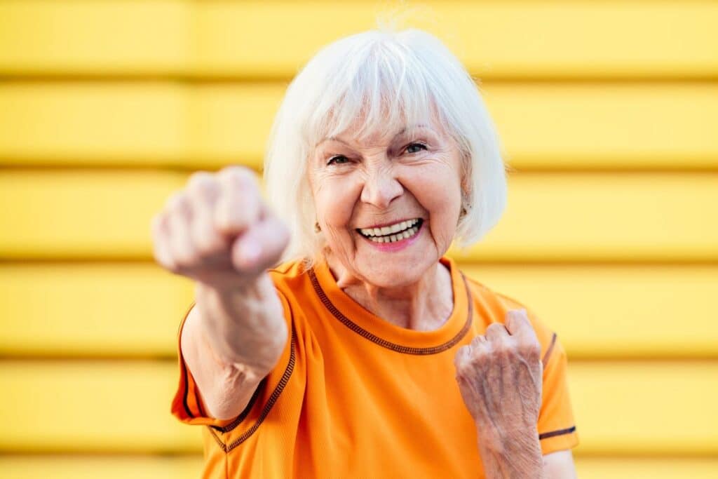 Oma streckt Faust nach vorn