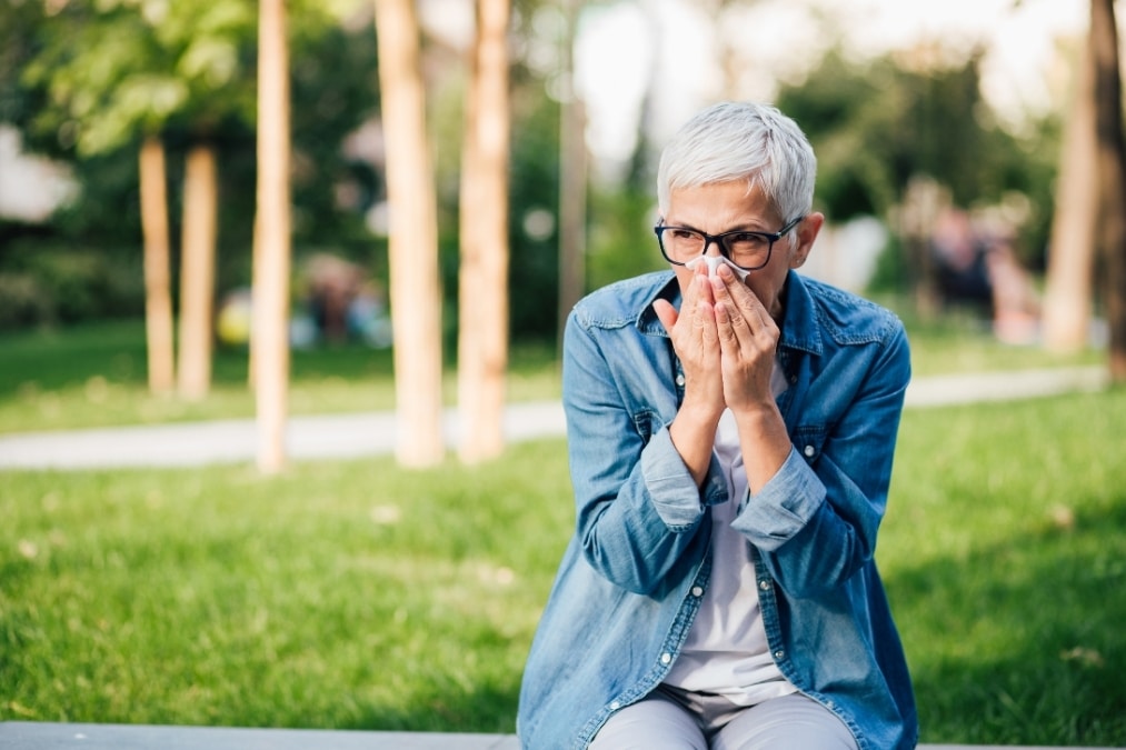 Seniorin mit Pollenallergie