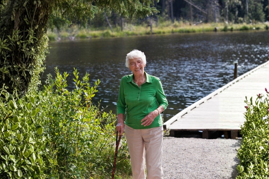 eine-seniorin-am-see-im-sommer