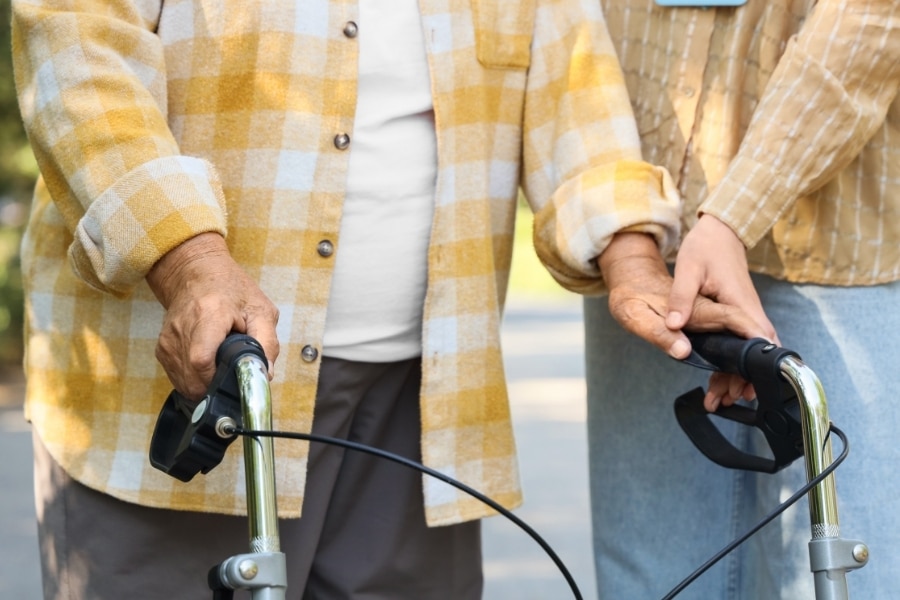 gebrechlicher-senior-und-pflegekraft