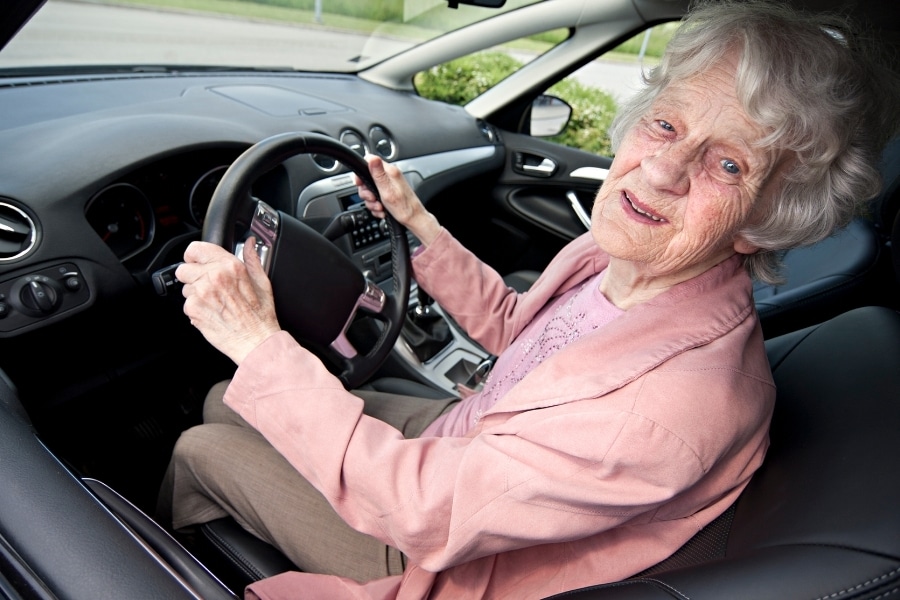 seniorin-am-steuer