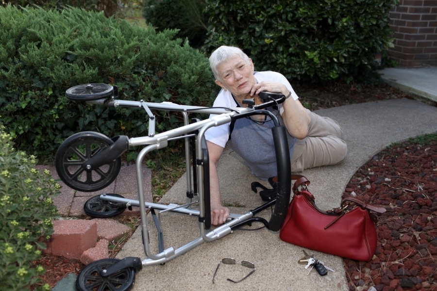 seniorin-mit-rollator-am-boden