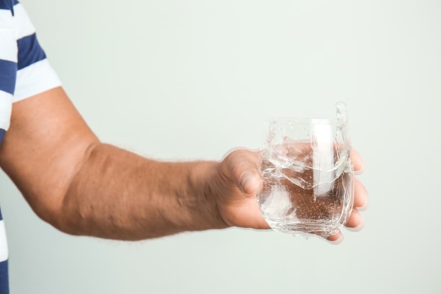 zitternde-hand-mit-wasserglas
