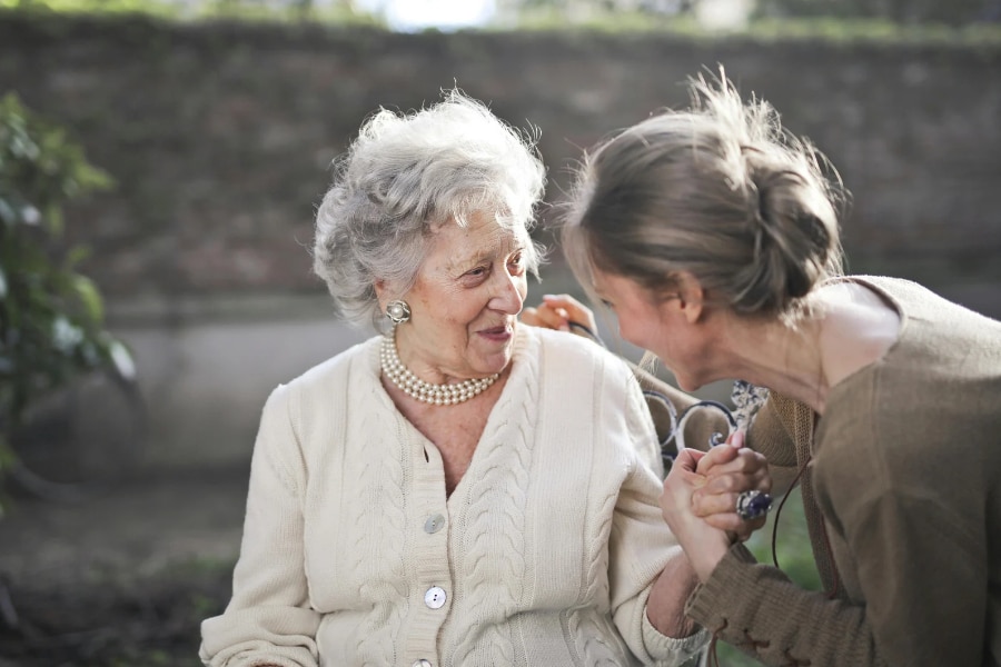 seniorin-mit-pflegekraft-draussen