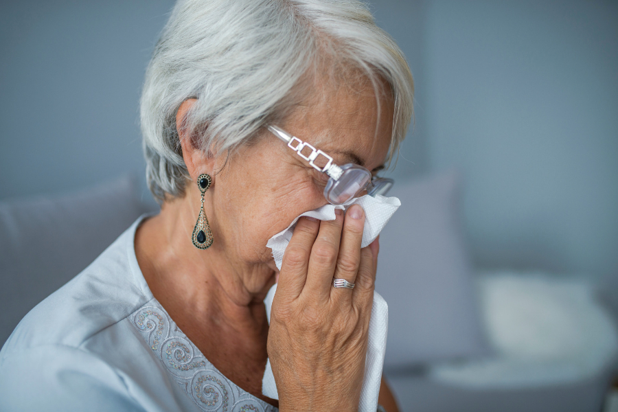 seniorin-mit-taschentuch